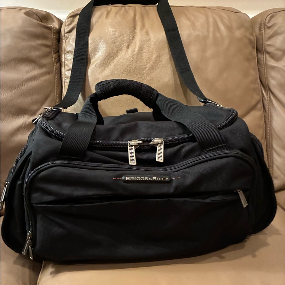 Briggs & Riley Duffle/Travel Bag with many pockets and strap in black. Good Cond